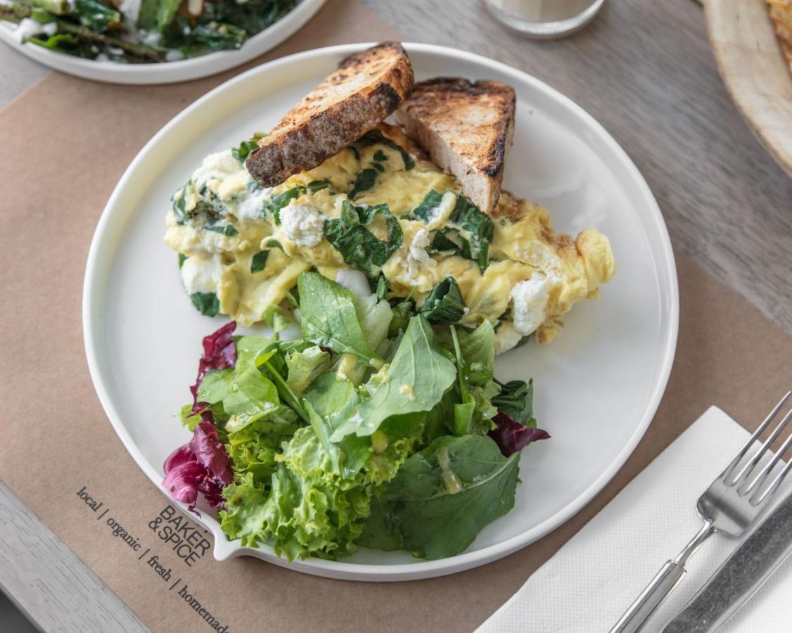 Shirvan Hotel City Yard Джидда Екстер'єр фото Scrambled eggs with spinach and salad
