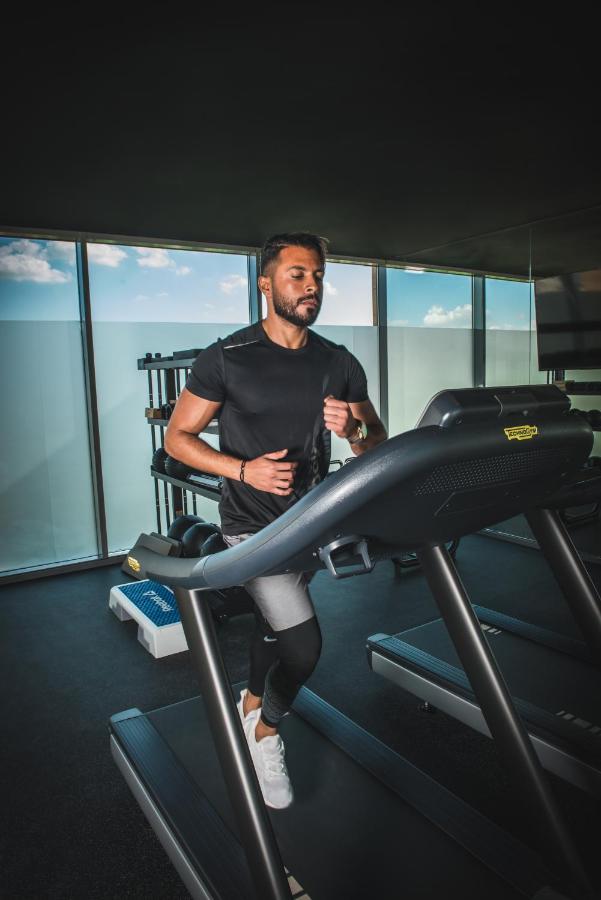 Shirvan Hotel City Yard Джидда Екстер'єр фото A man on a treadmill