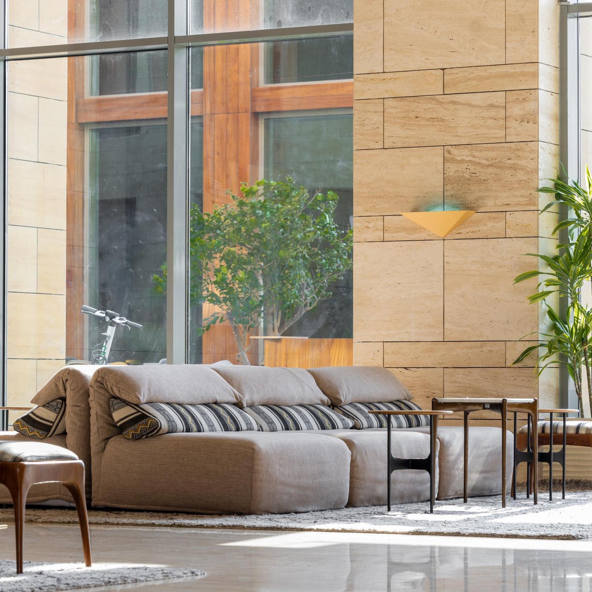 Shirvan Hotel City Yard Джидда Екстер'єр фото A modern sofa